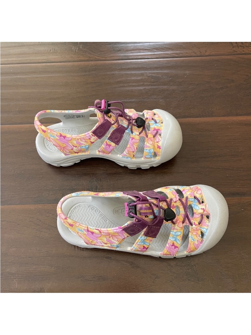KEEN Rubber Closed Toe
Sandals Drawstring
Butterflies Purple Girls
Sz 5 Women 7